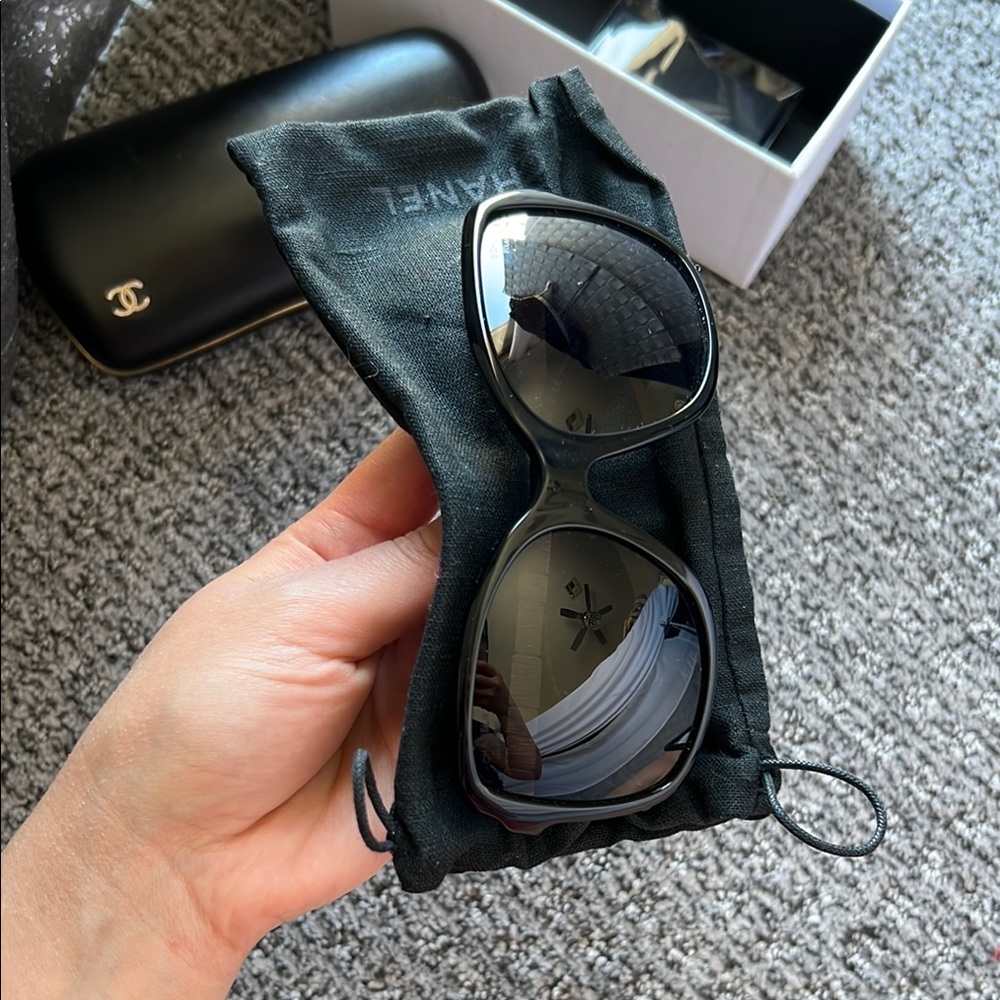 Chanel Black Sunglasses with Gold Accents - Picture 4 of 9